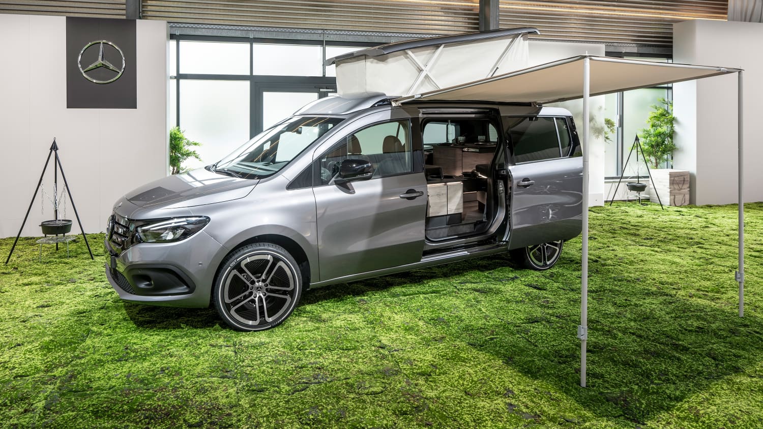 Der Small Van Mercedes EQT im Studio mit Vordach