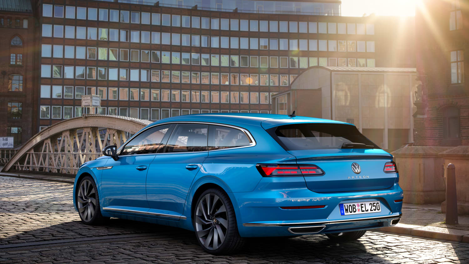 Der neue VW Arteon 2020 steht in blau auf einer Brücke