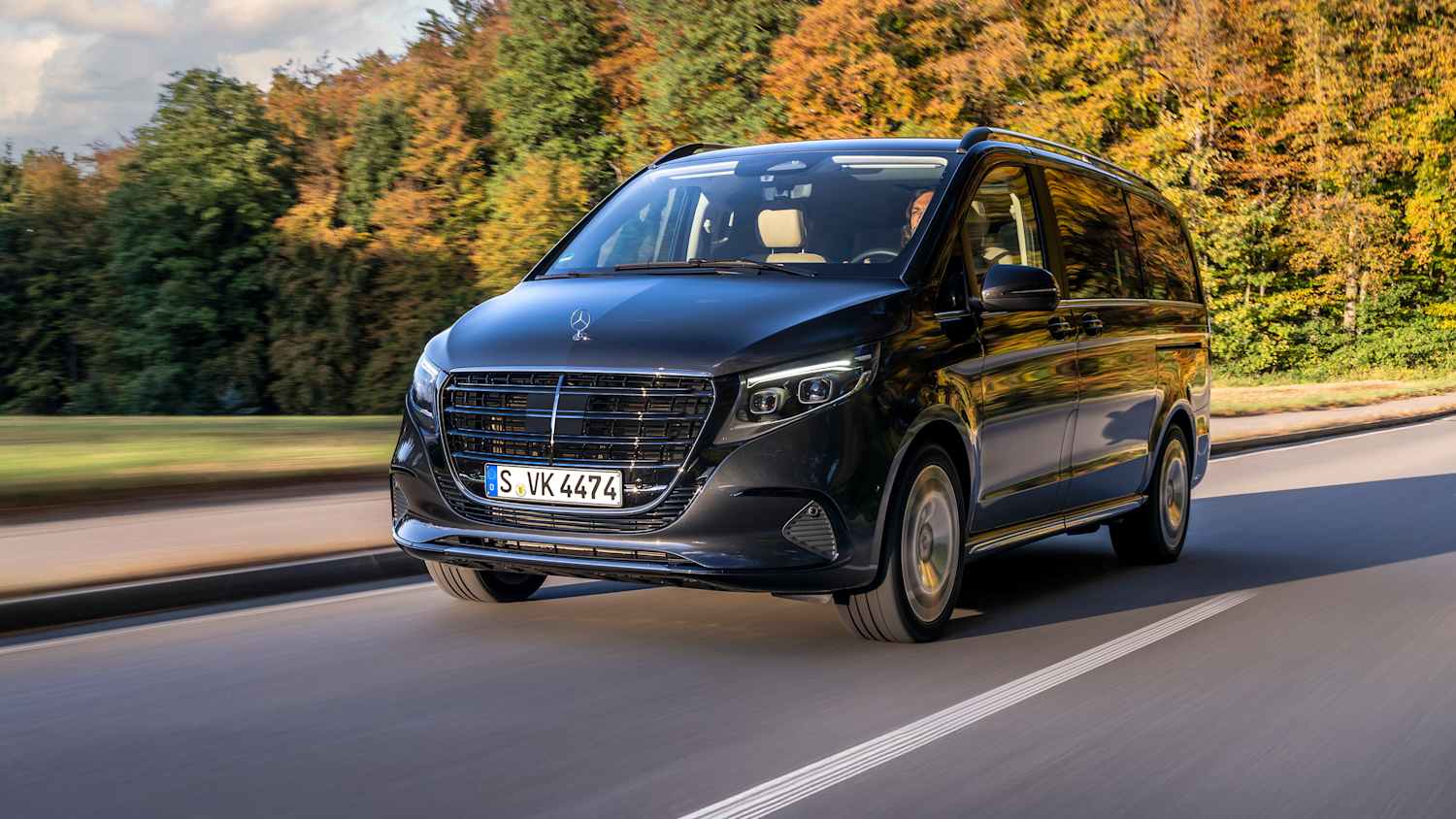 Frontansicht einer fahrenden Mercedes V-Klasse