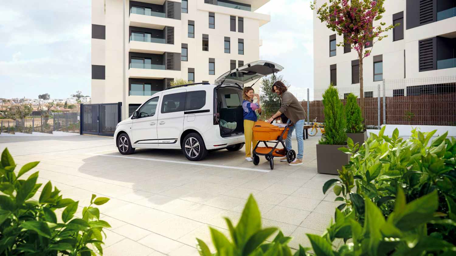Der VW Caddy Model nach Update 2024 in Fahrt