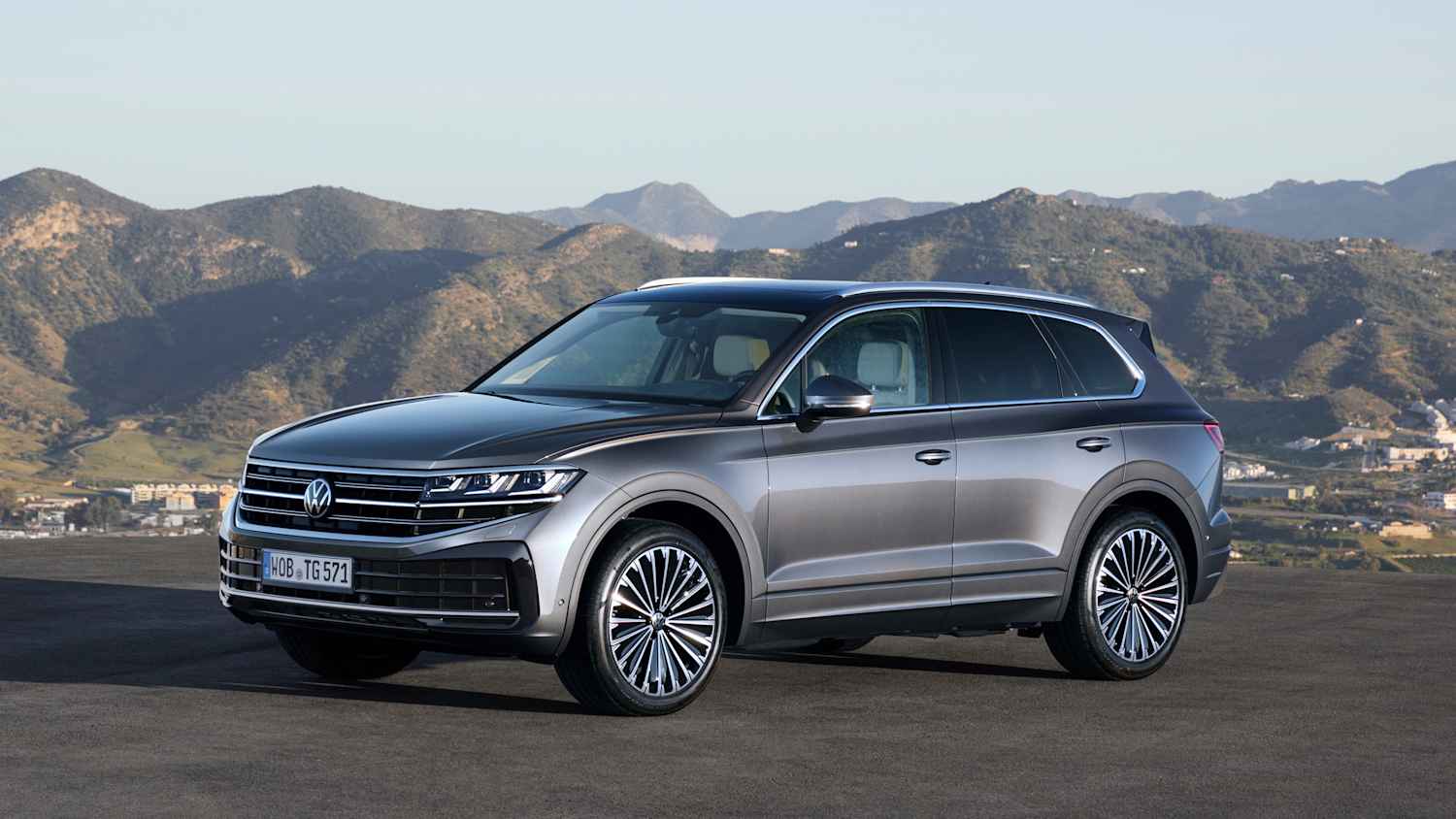 Eine Aufname des stehenden VW Touareg schräg von der Seite