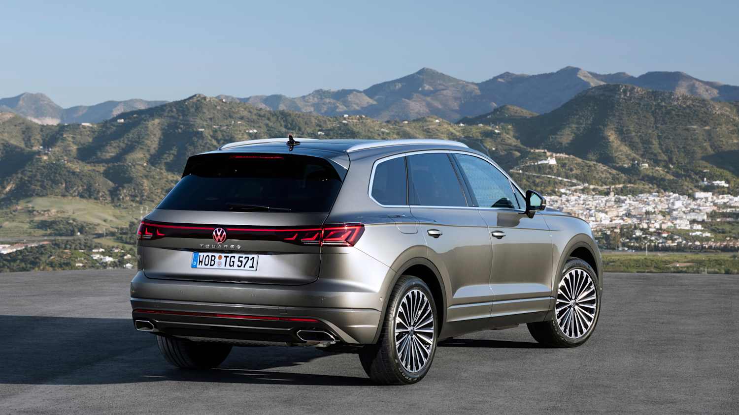 Eine Aufnahme des stehenden VW Touareg von seitlich hinten