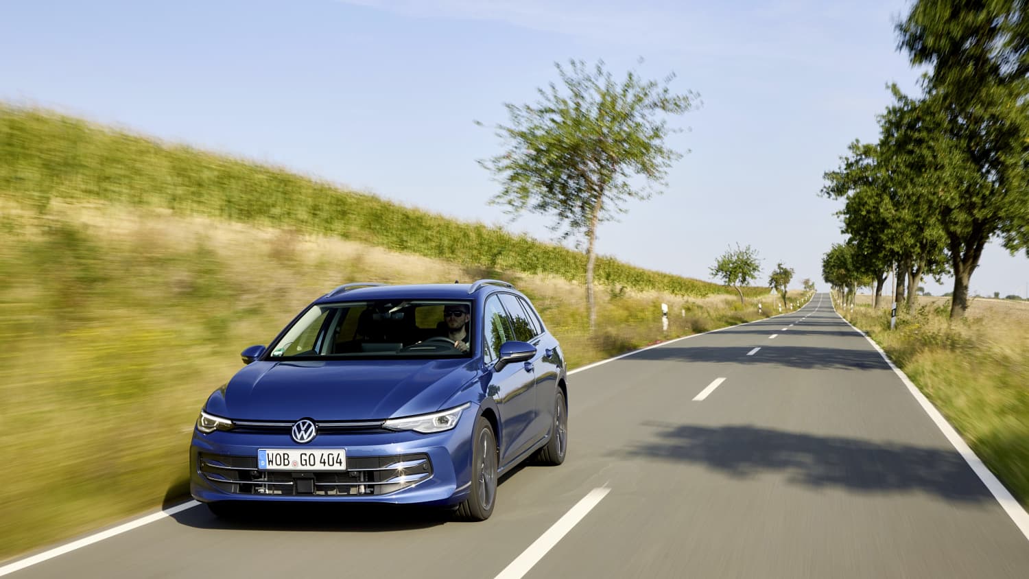 Ein VW Golf 8 Variant in Fahrt