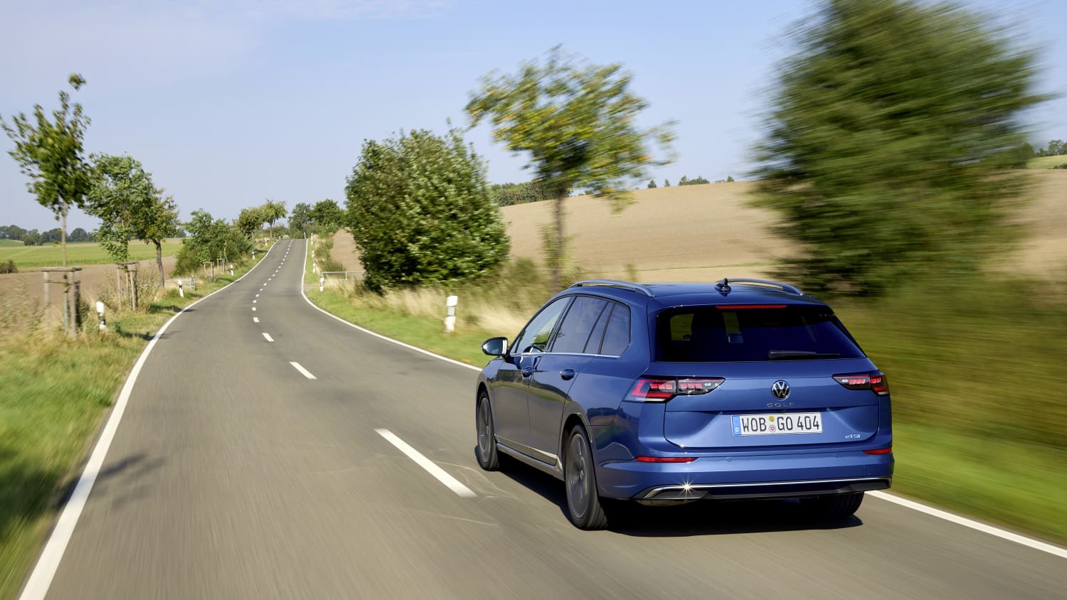 Ein VW Golf 8 Variant in Fahrt