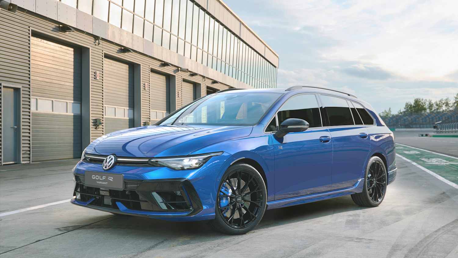 Der VW Golf Variant schräg von vorne