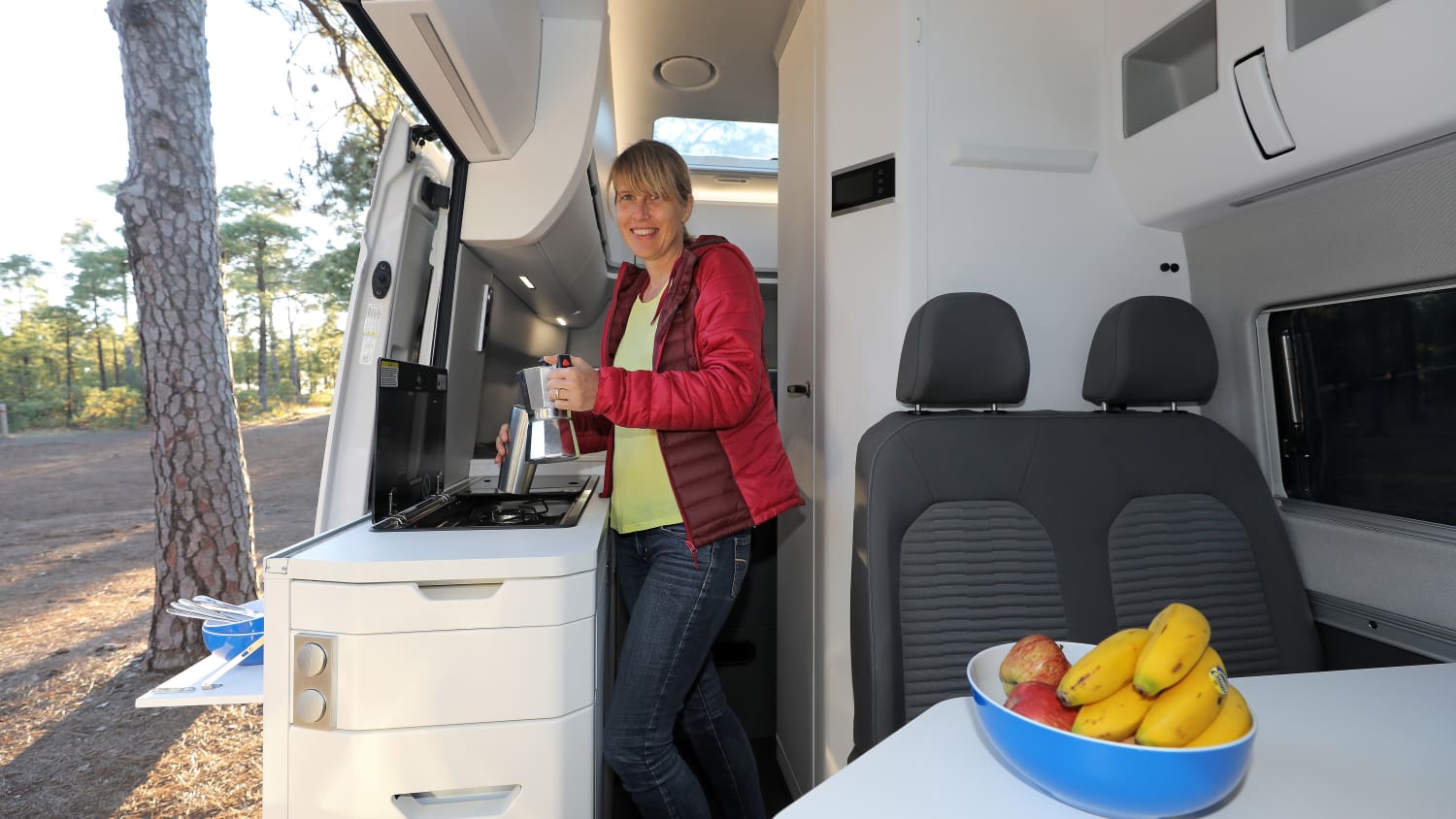 Redakteurin Katja Fastrich bereitet Kaffee im VW Gran California zu