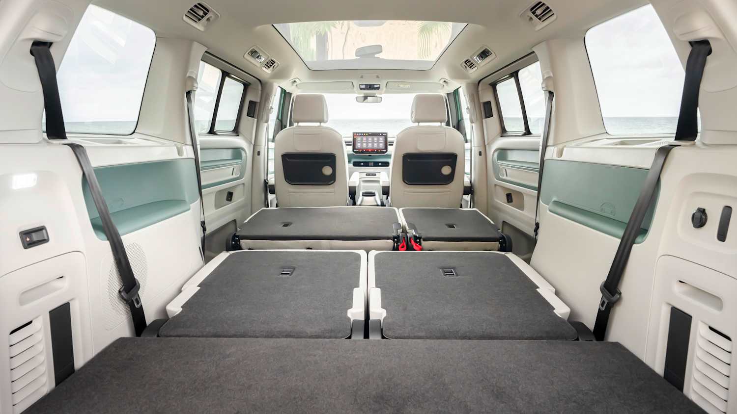 Die umgeklappten Sitze im VW ID. Buzz bilden eine große Liege und Transportfläche