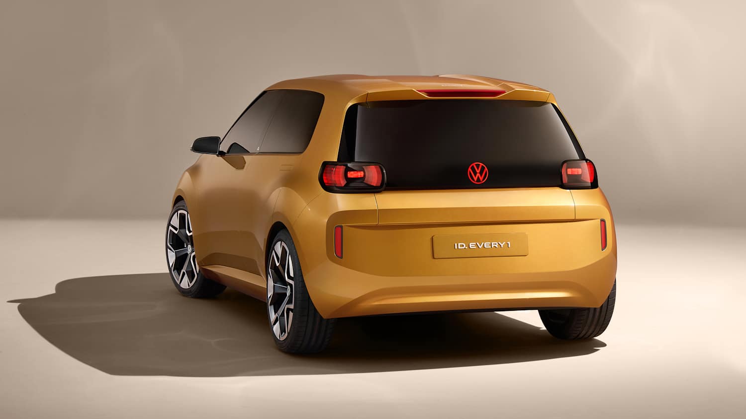Heckansicht eines stehenden VW ID Every 1
