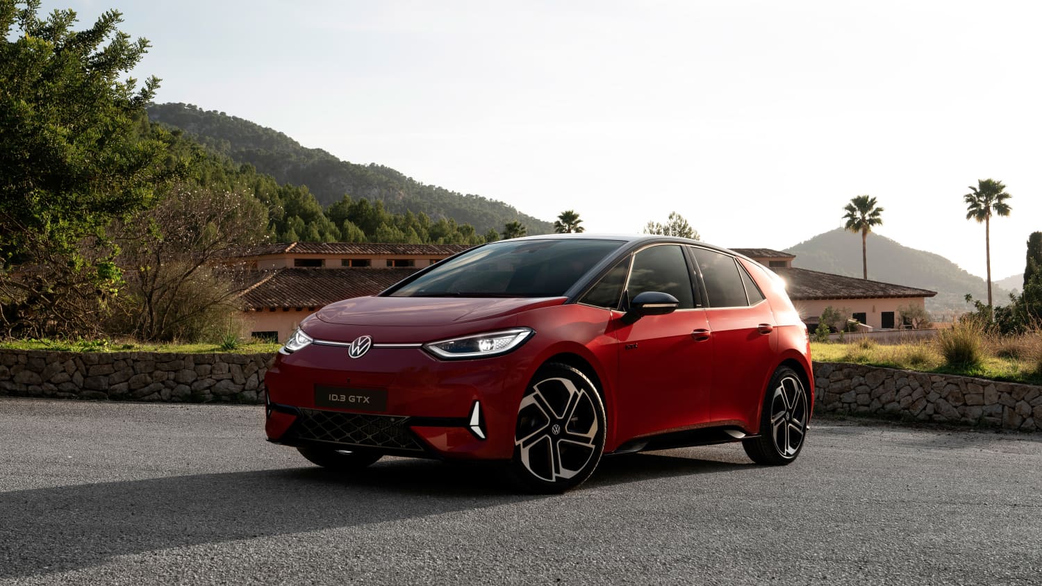 Front und Seitenansicht eines stehenden VW ID3 GTX