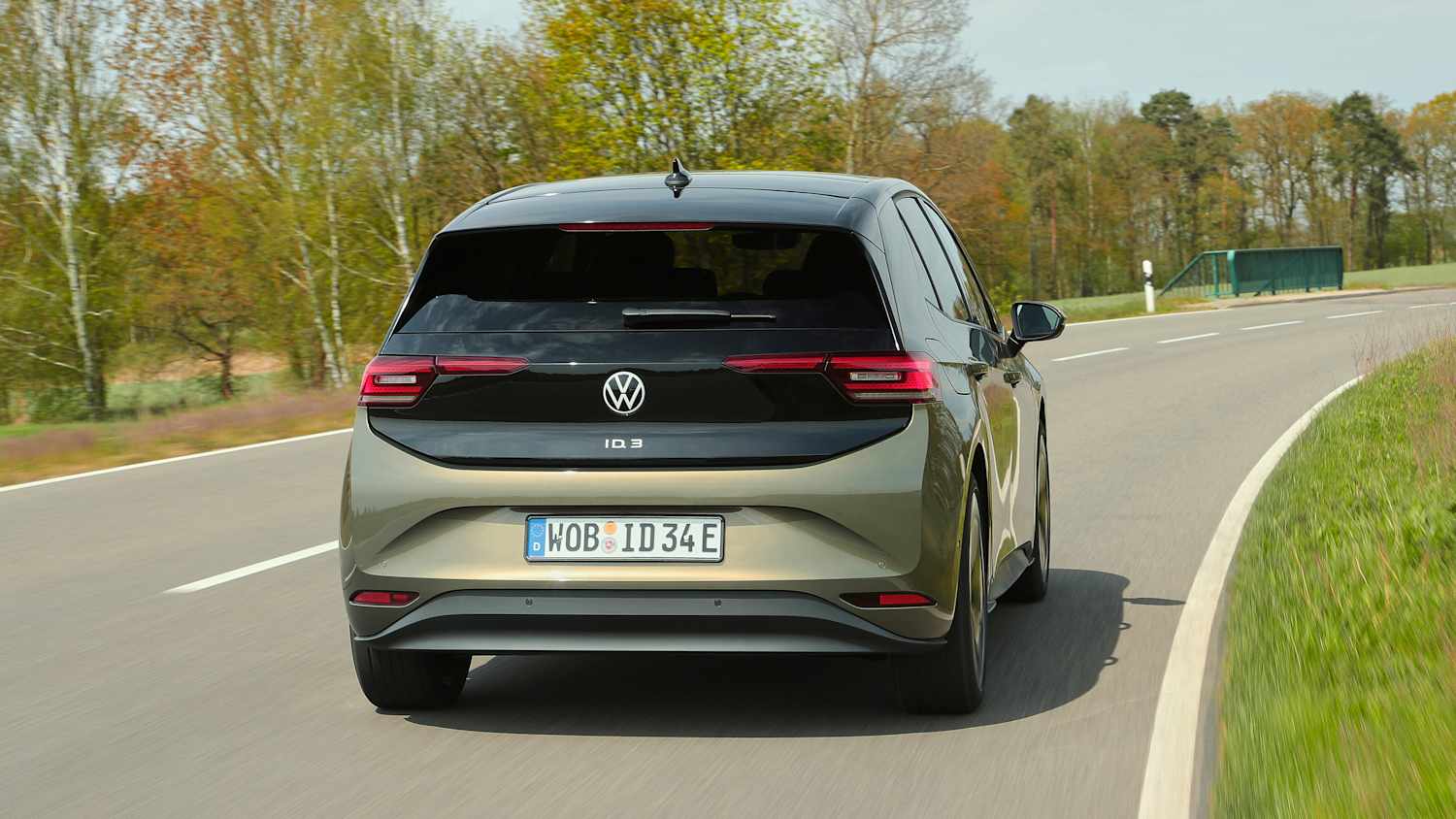 Heckansicht eines fahrenden VW ID3