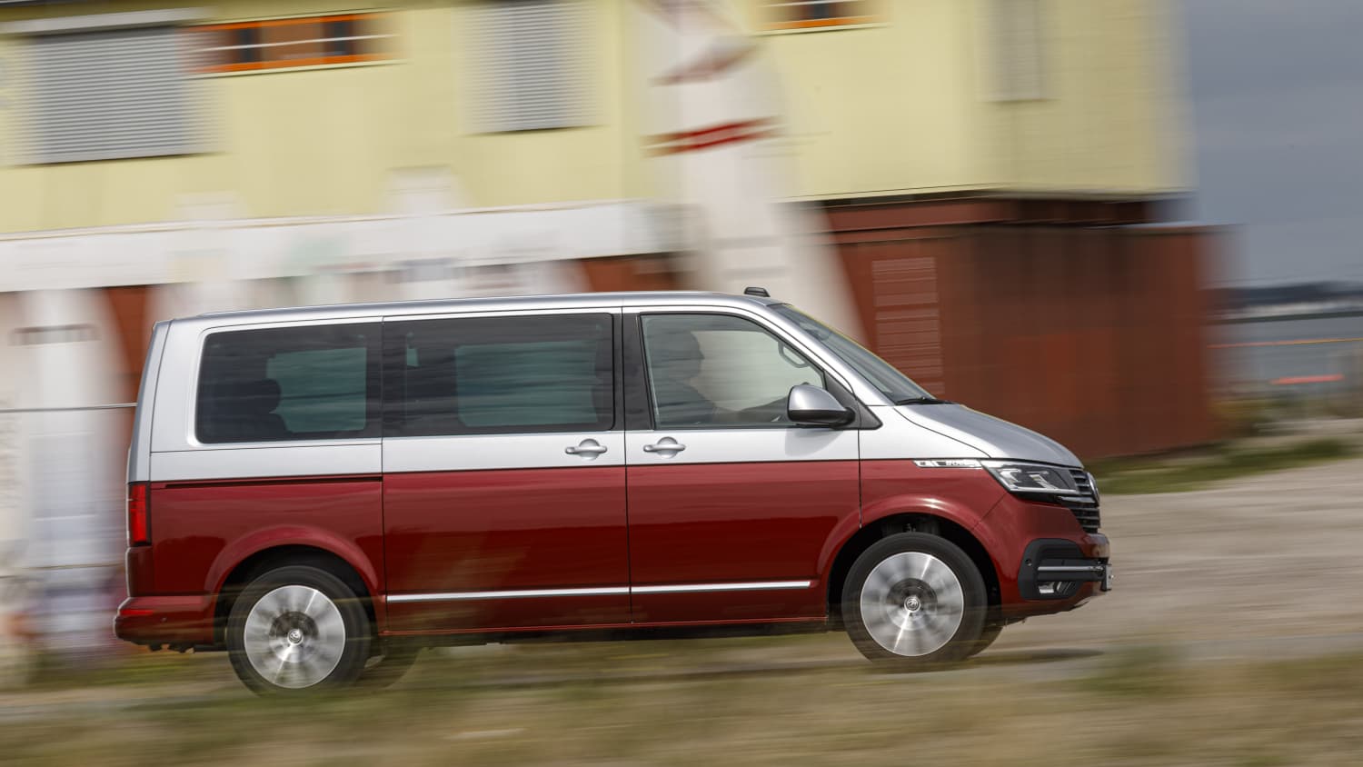 Ein T6 fährt auf einer Strasse