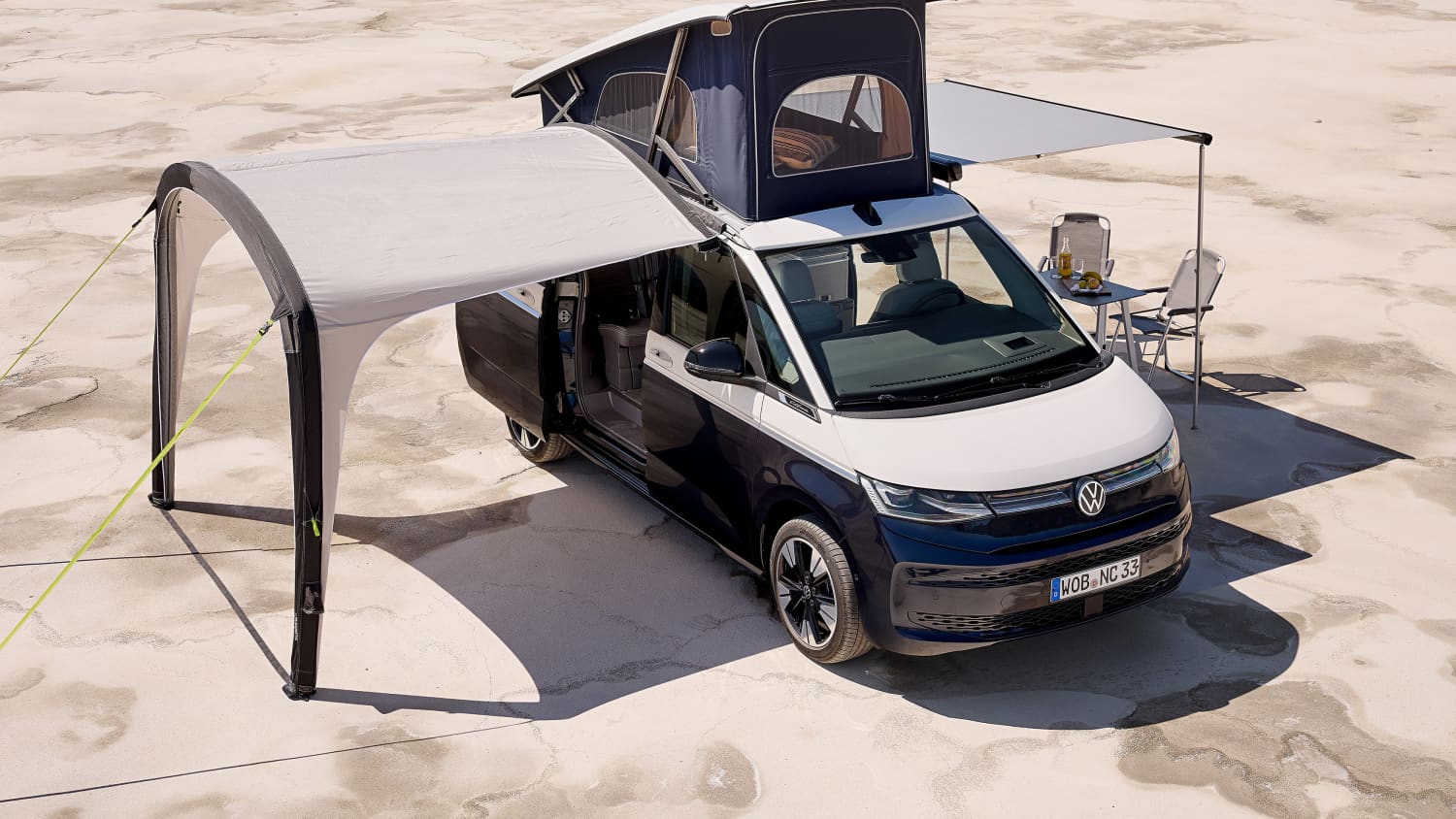 Ein stehender VW New California mit aufgebautem Dach- und Vorzelt
