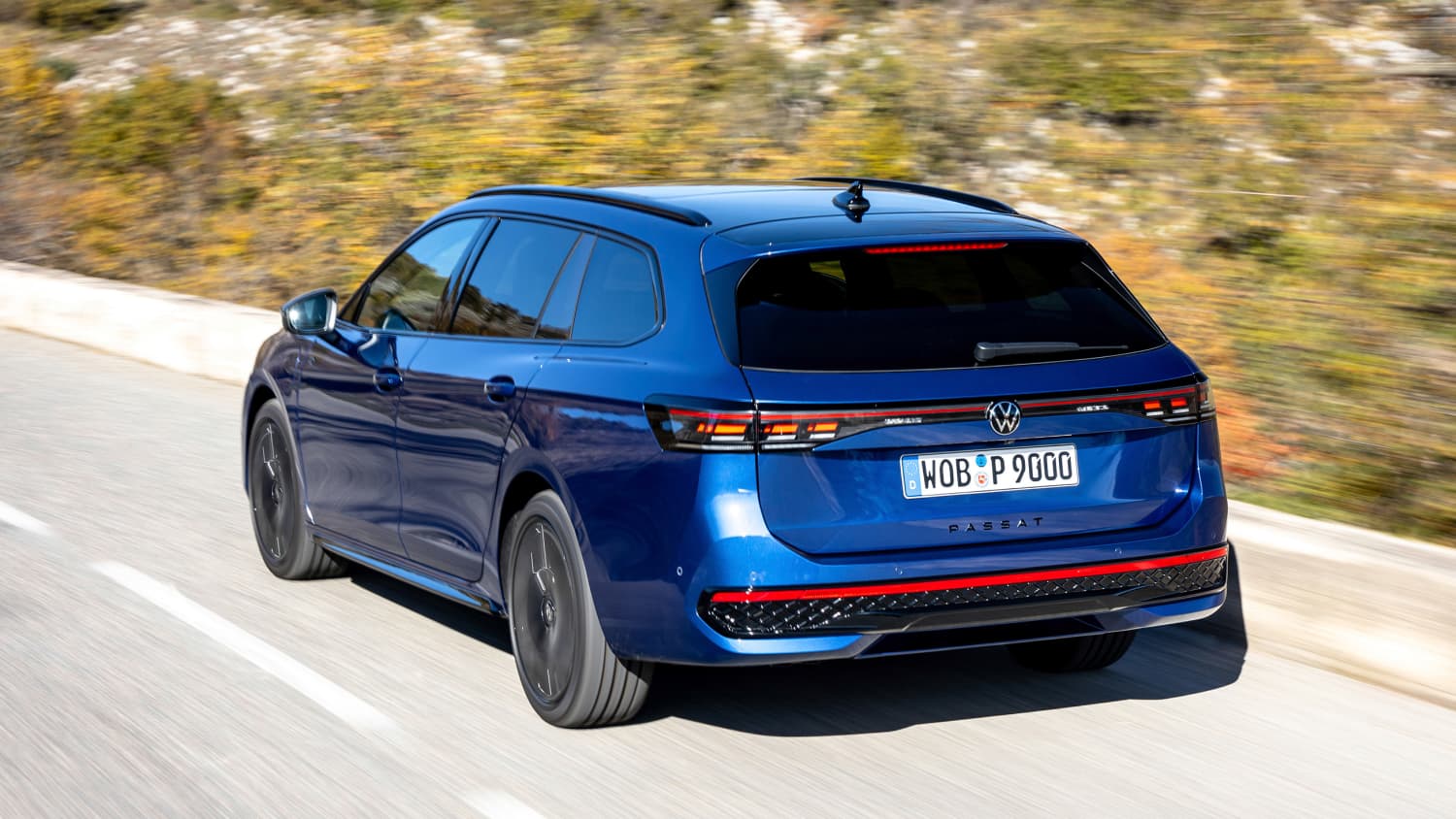 Der neue Volkswagen Passat fahrend von hinten zu sehen