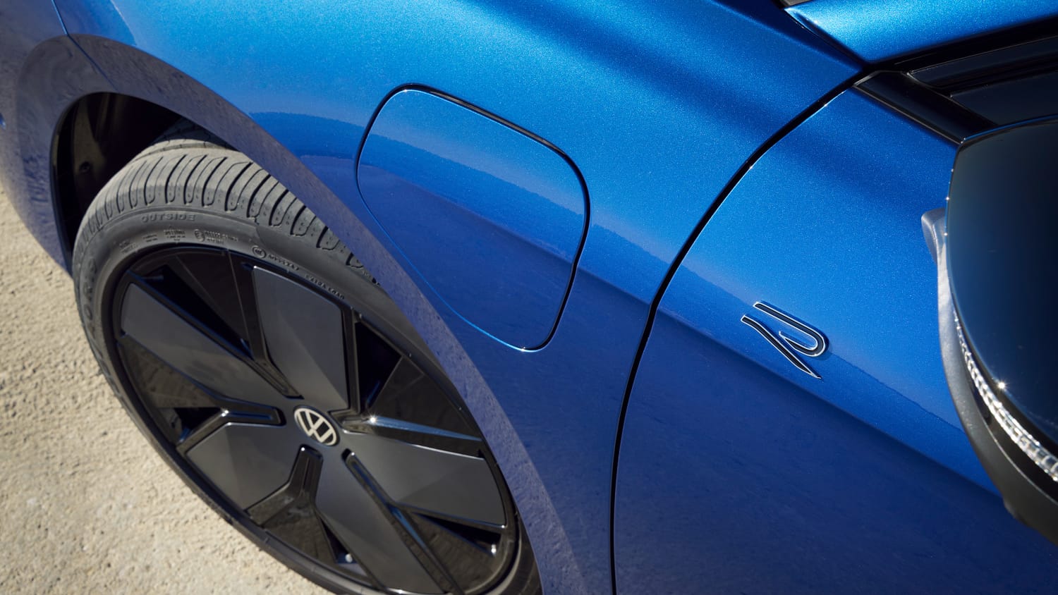 Die Ladeklappe und der Reifen des neuen Volkswagen Passat im Detail fotografiert