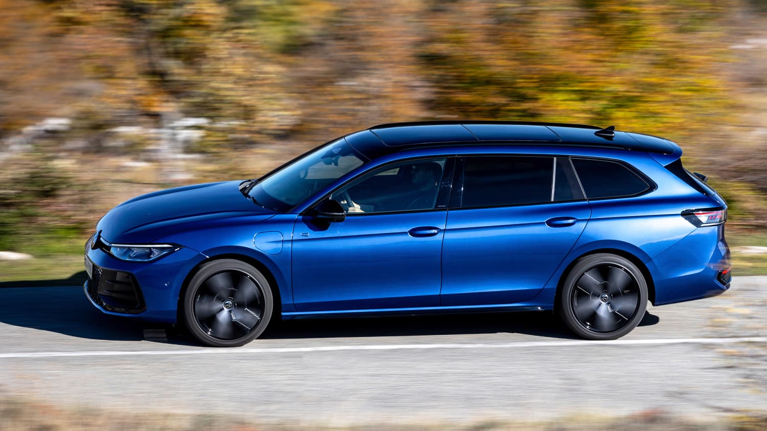 Der neue Volkswagen Passat fahrend von der Seite zu sehen