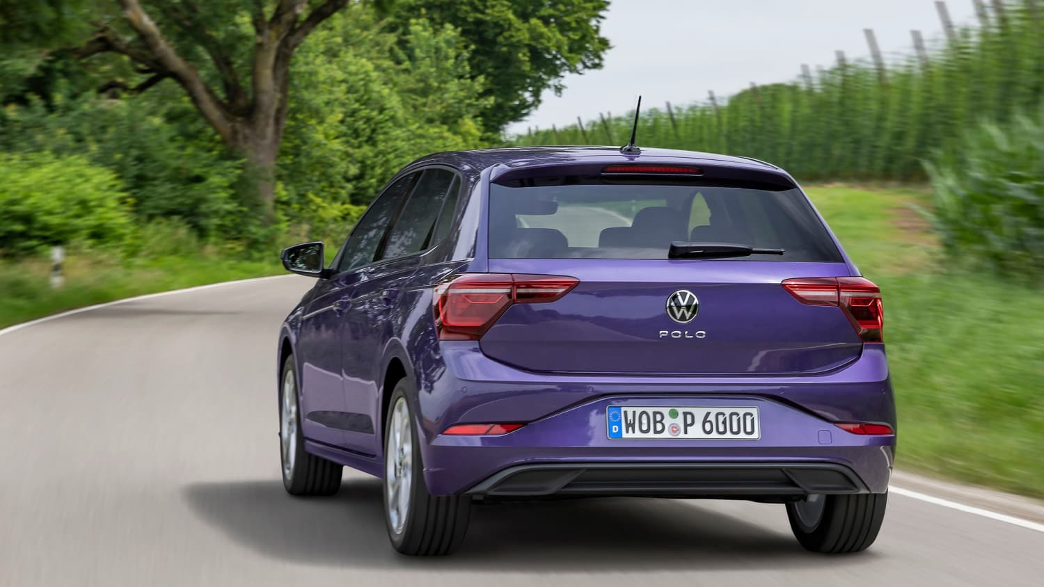 Ein Polo fährt auf einer Straße, von hinten aufgenommen