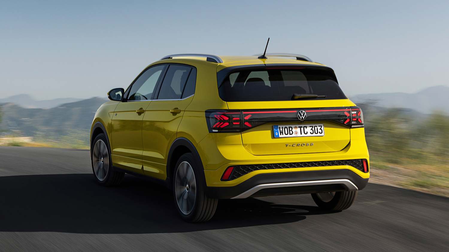 Heckansicht eines fahrenden VW T-Cross