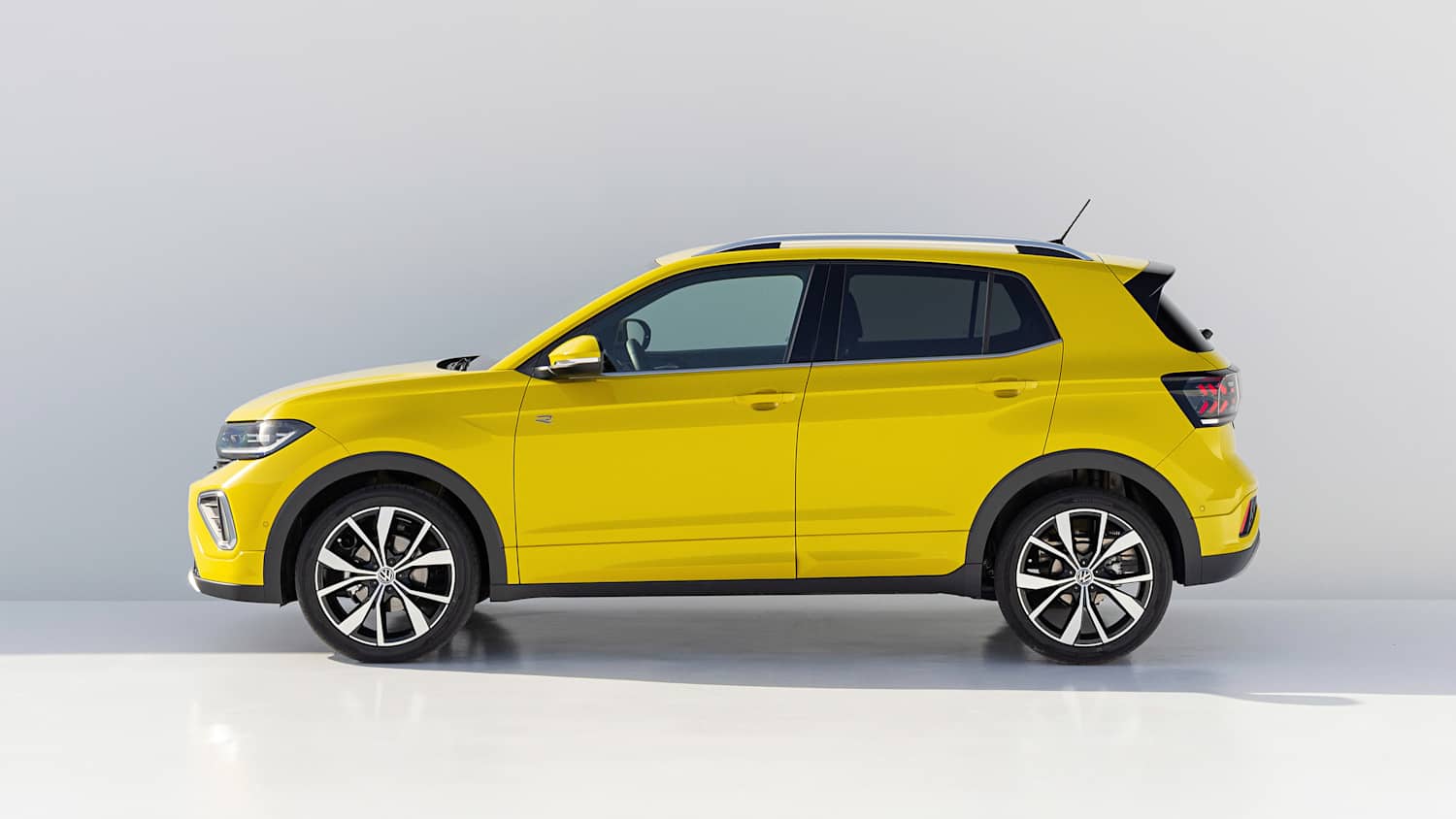 Seitenansicht eines stehenden VW T-Cross