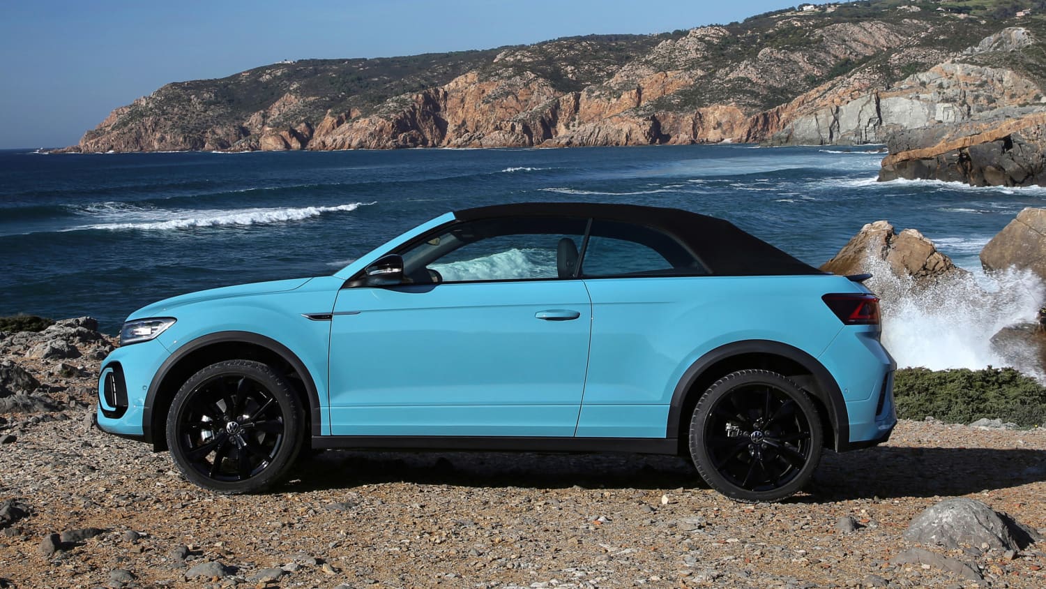 Seitenansicht eines stehenden VW T-Roc Cabrio