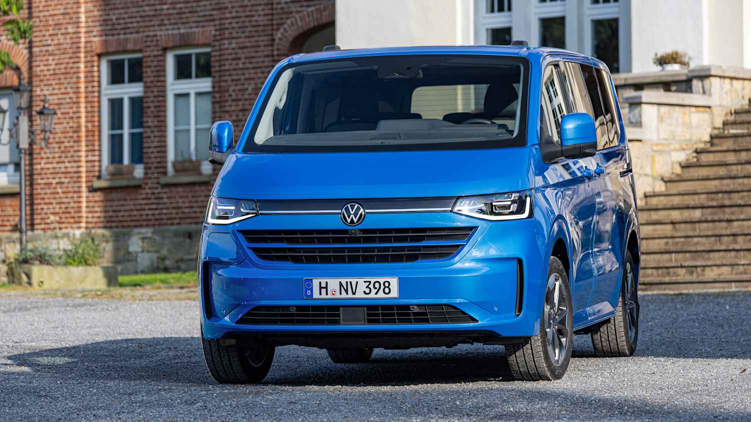 Frontansicht eines stehenden VW T7 e-Caravelle