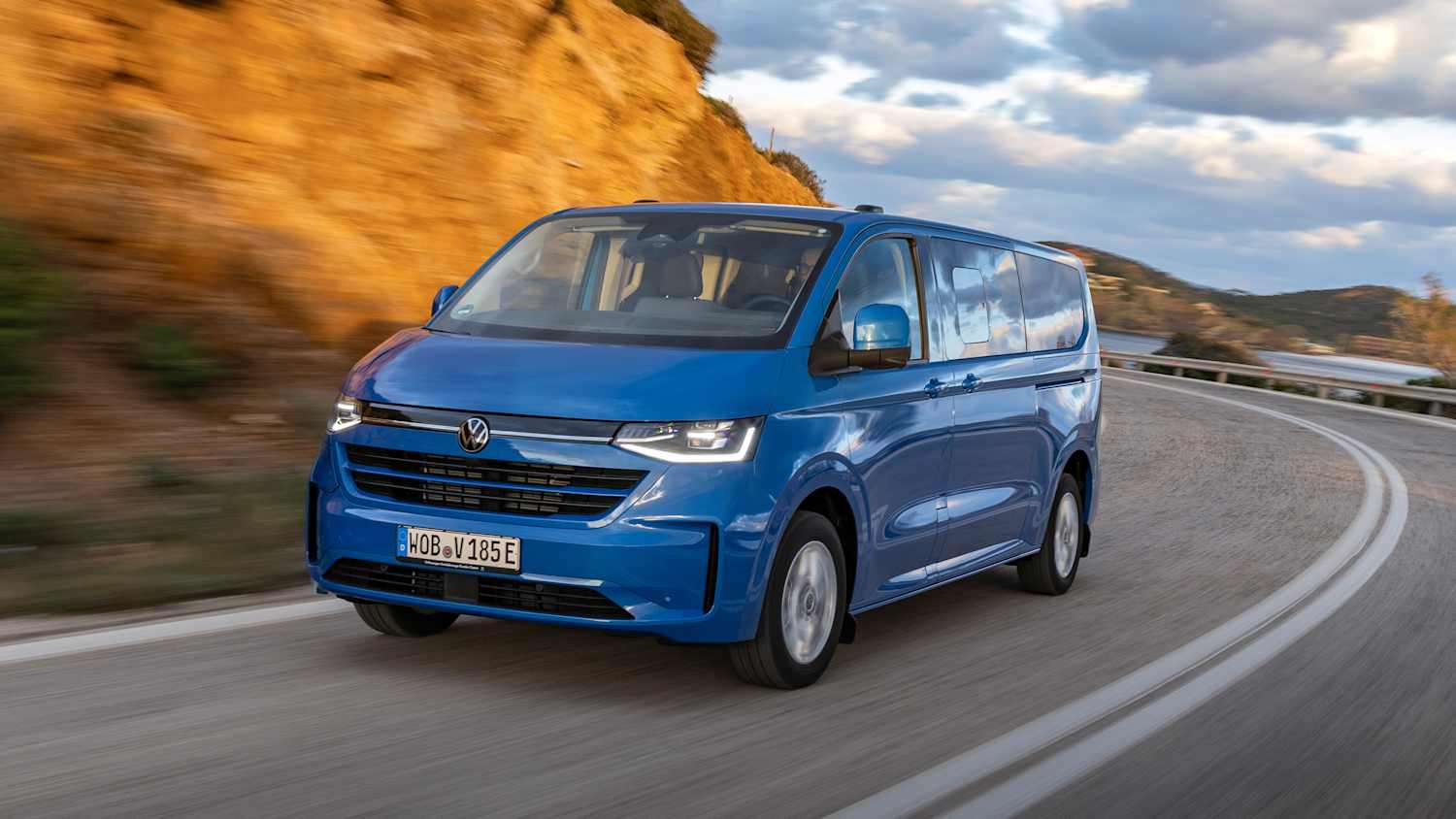 Frontansicht eines fahrenden VW T7 Transporter