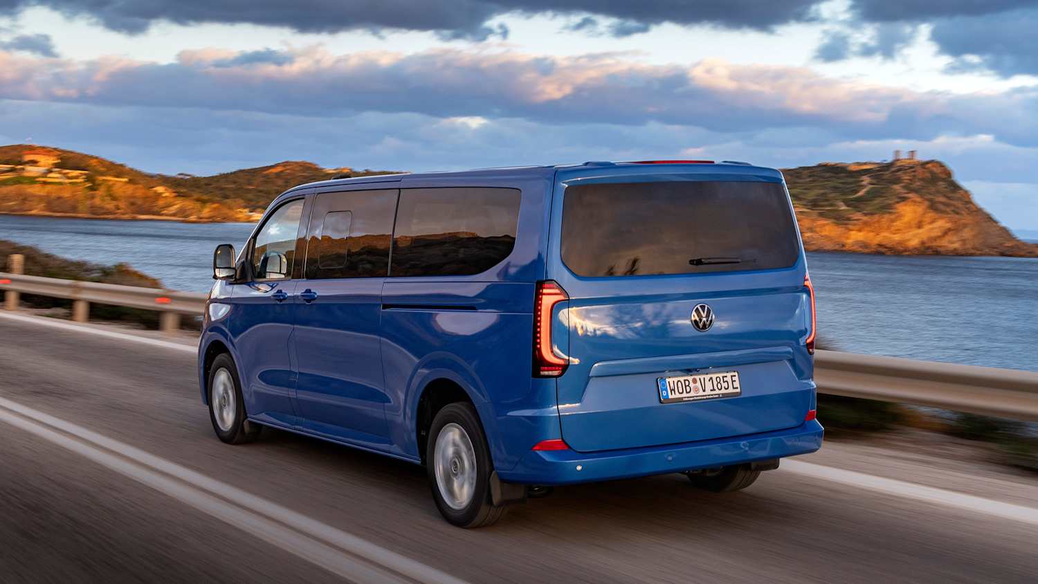 Heckansicht eines fahrenden VW T7 Transporter
