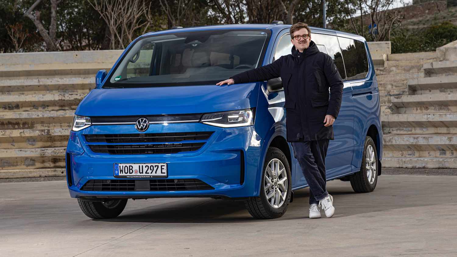 ADAC Redakteur Andreas Huber steht neben einem VW T7 Transporter