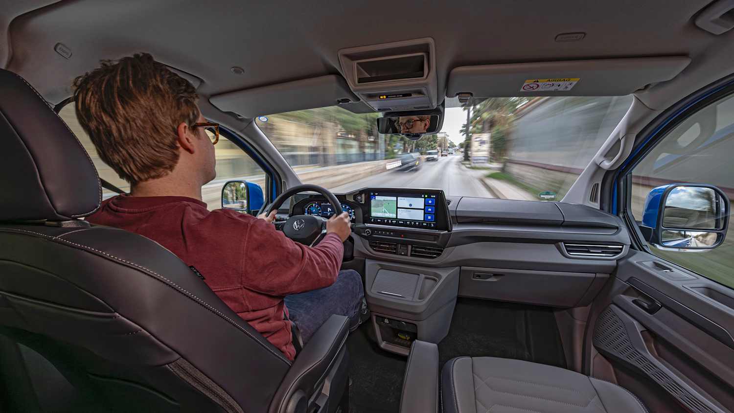 ADAC Redakteur Andreas Huber sitzt am Steuer eines VW T7 Transporter