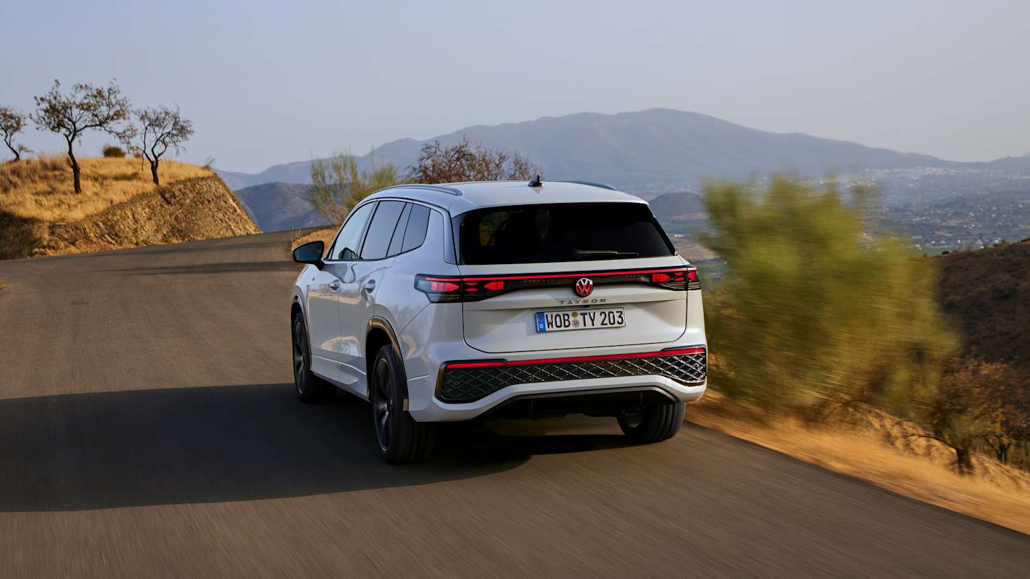 Der VW Tayron fahrend von hinten fotografiert