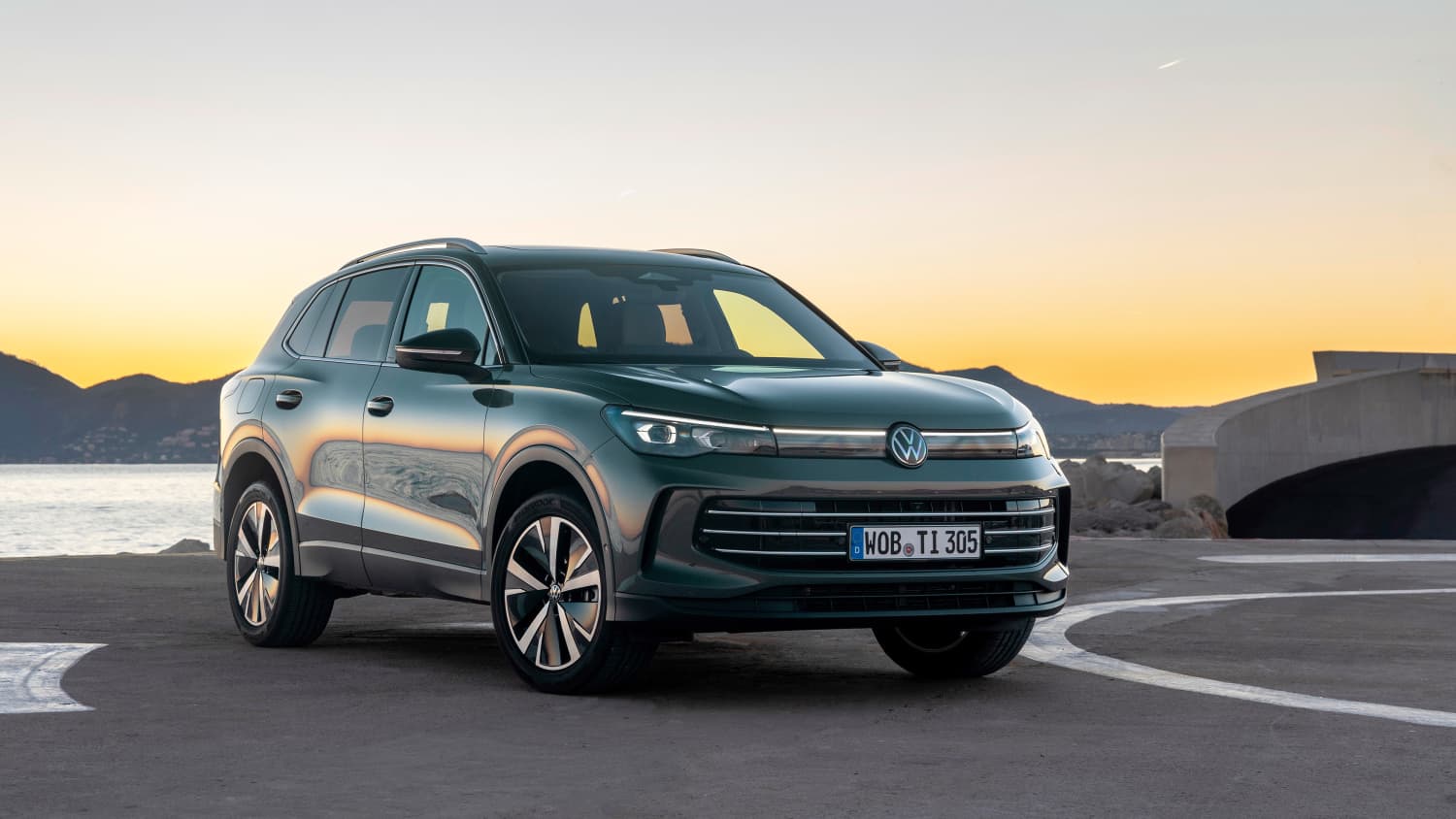 Frontansicht eines stehenden VW Tiguan