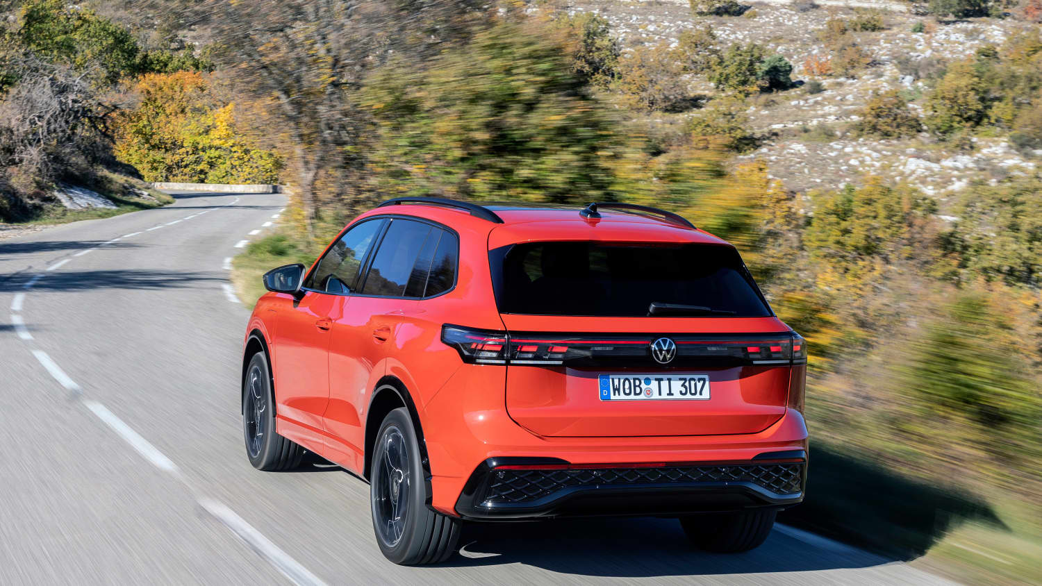 Heckansicht eines fahrenden VW Tiguan