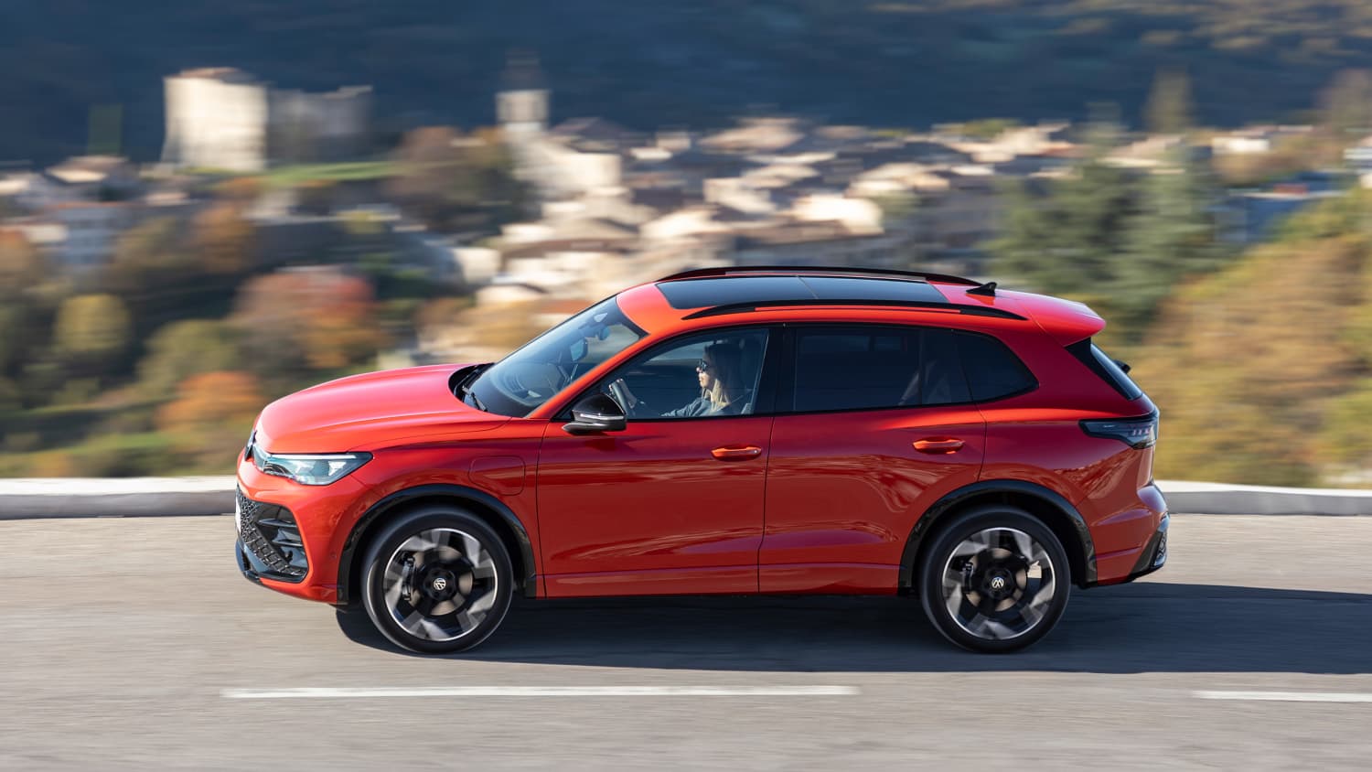 Seitenansicht eines fahrenden VW Tiguan