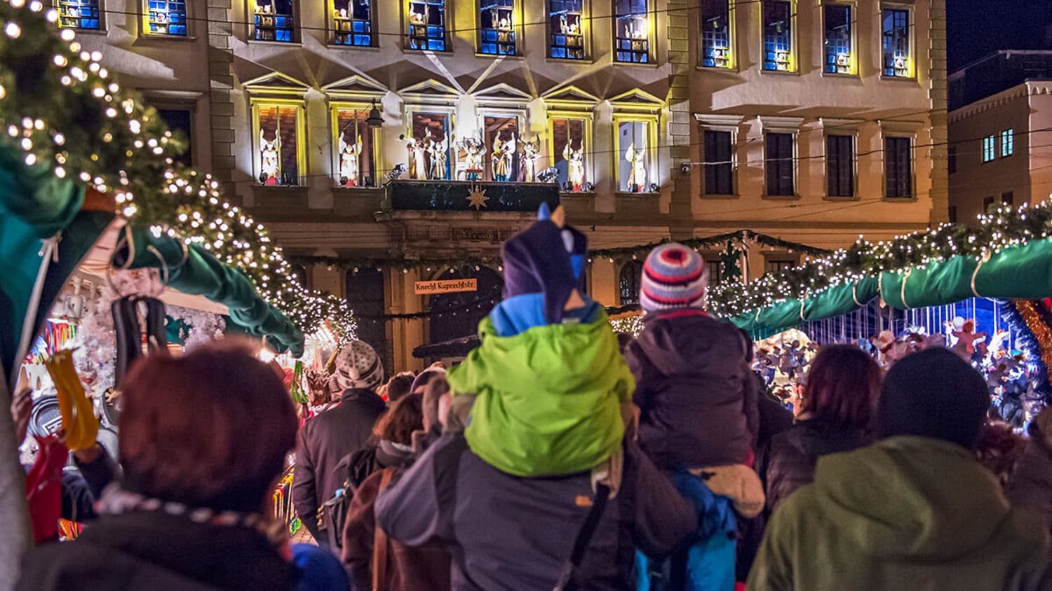 Kinder auf dem Christkindlmarkt in Augsburg
