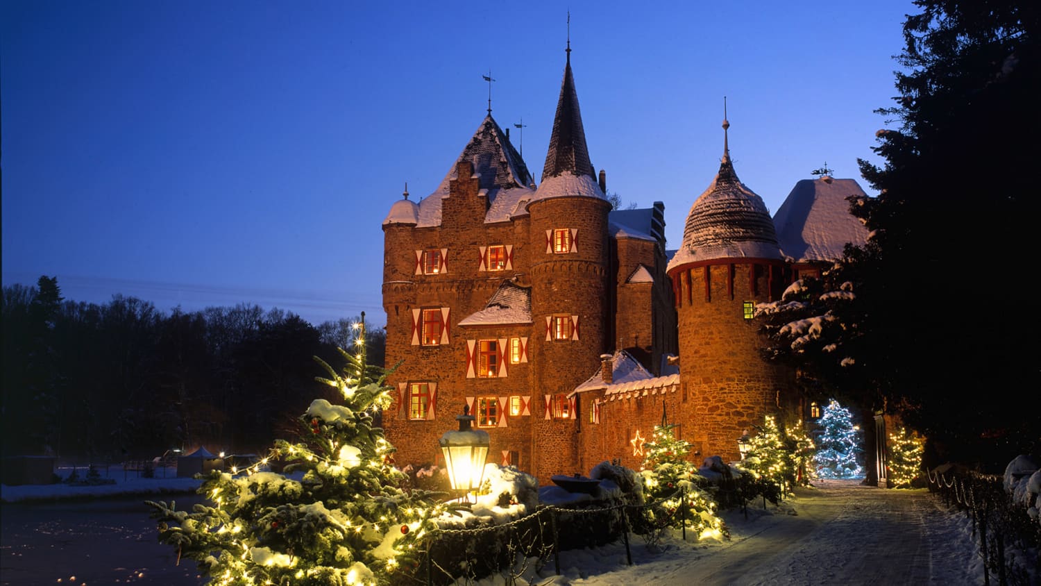 Festlich beleuchtete Burg Satzvey zur Adventszeit