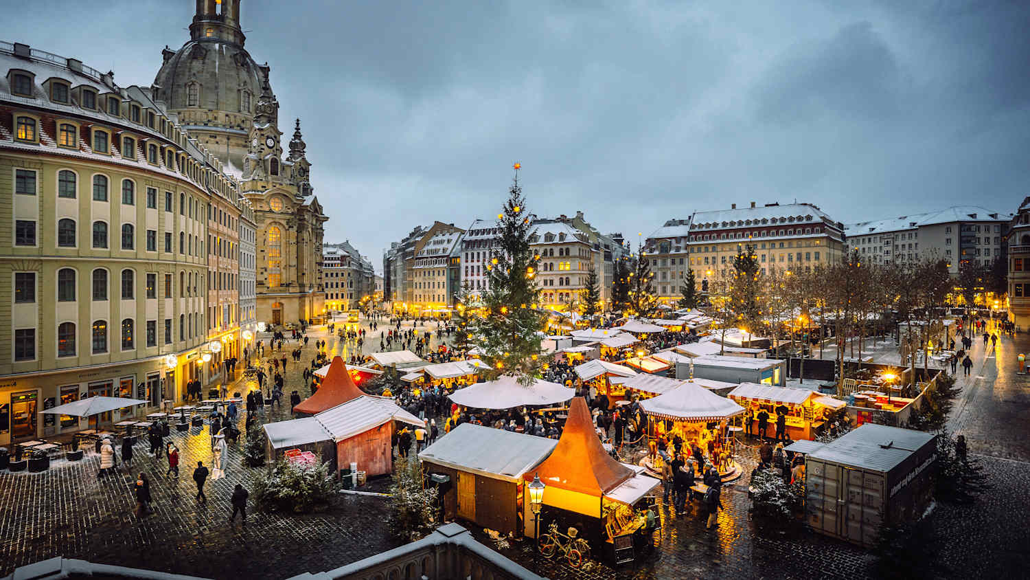 Beleuchtete Stände am Dresdner Weihnachtsmarkt am Neumarkt