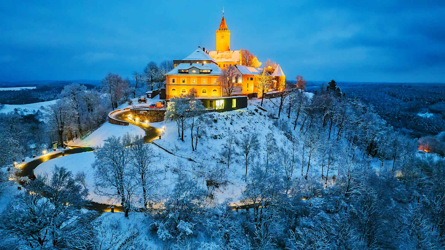 Luftaufnahme des Weihnachtsmarkts der Wünsche auf Schloss Leuchtenburg