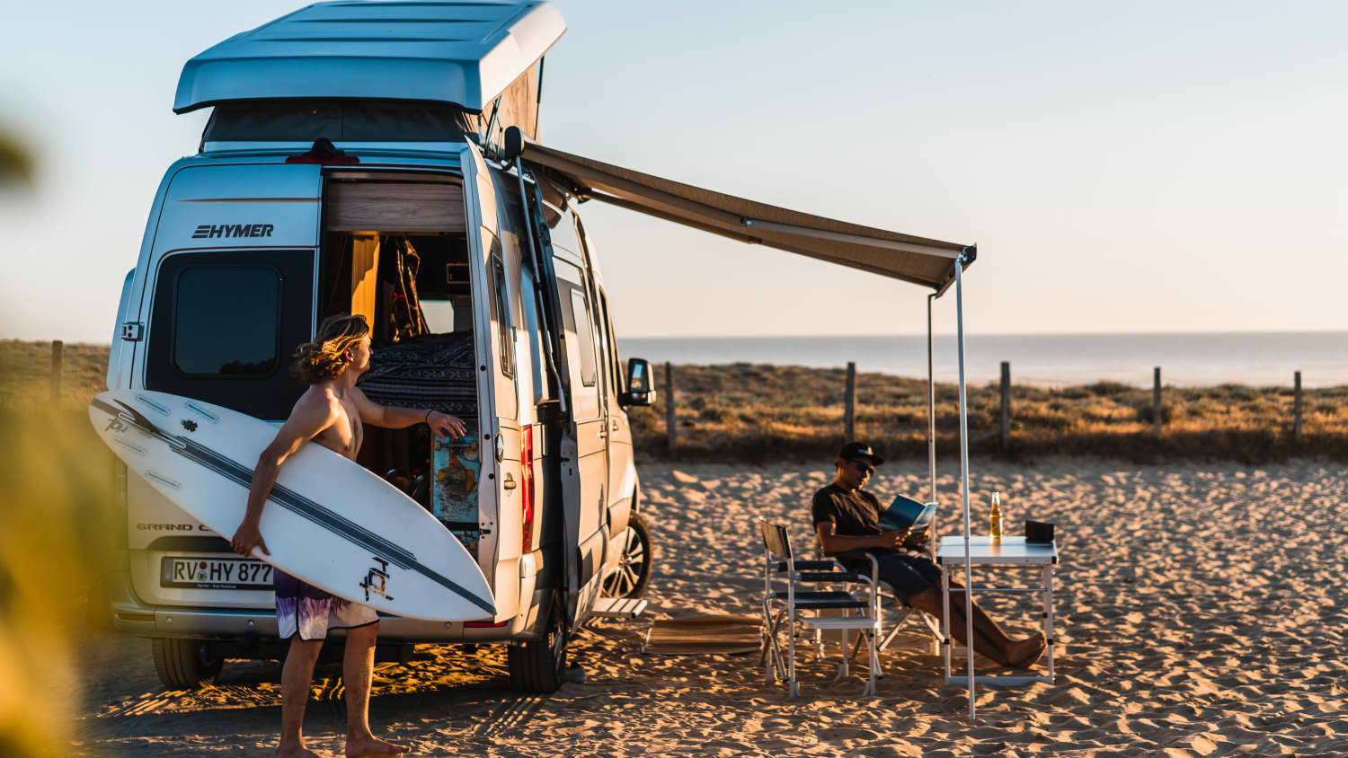 Der Grand Canyon S mit Aufstelldach am Strand beladen mit Surfbrettern