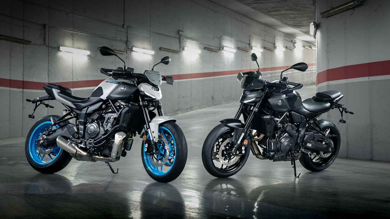 Zwei Yamaha MT 07 stehen nebeneinander