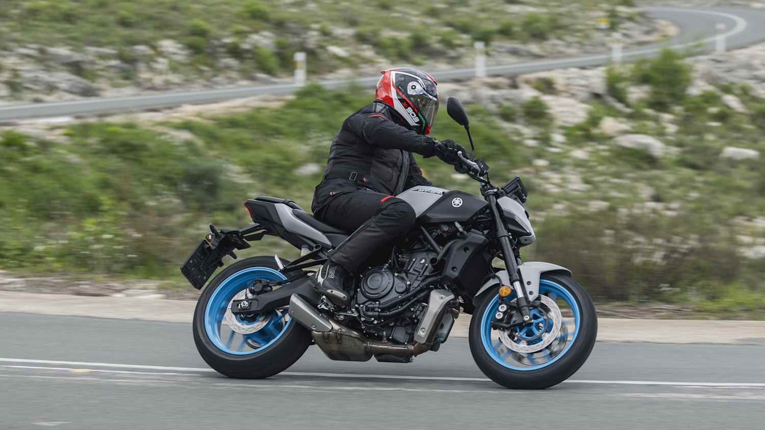 Ein Mann fährt auf einer Yamaha MT 07
