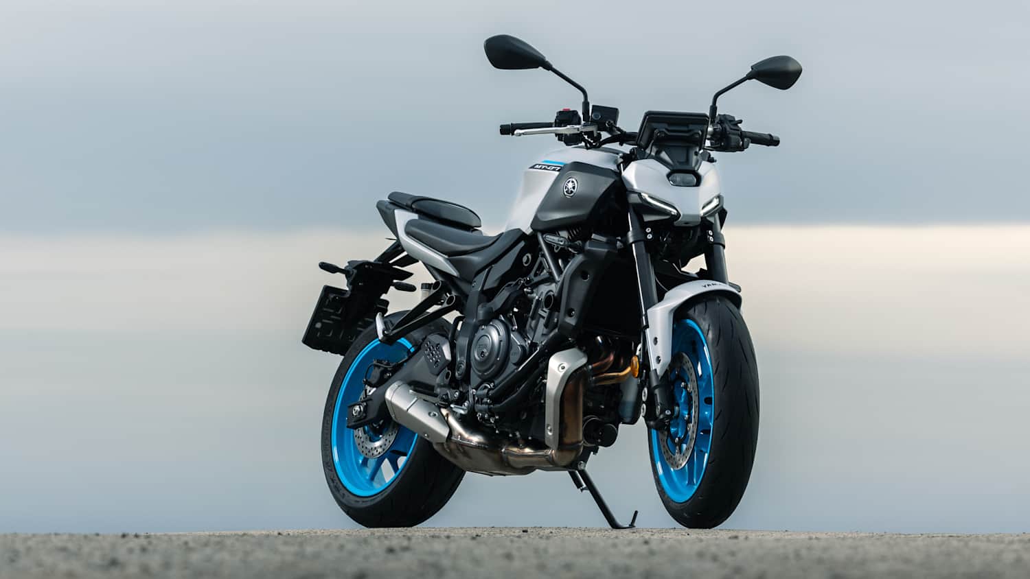 Front und Seitenansicht einer stehenden Yamaha MT 07