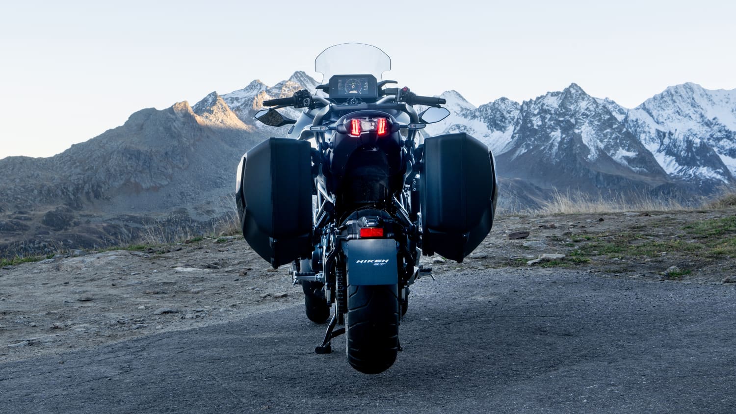 Stehende Aufnahme der Yamaha Niken GT in Rückansicht