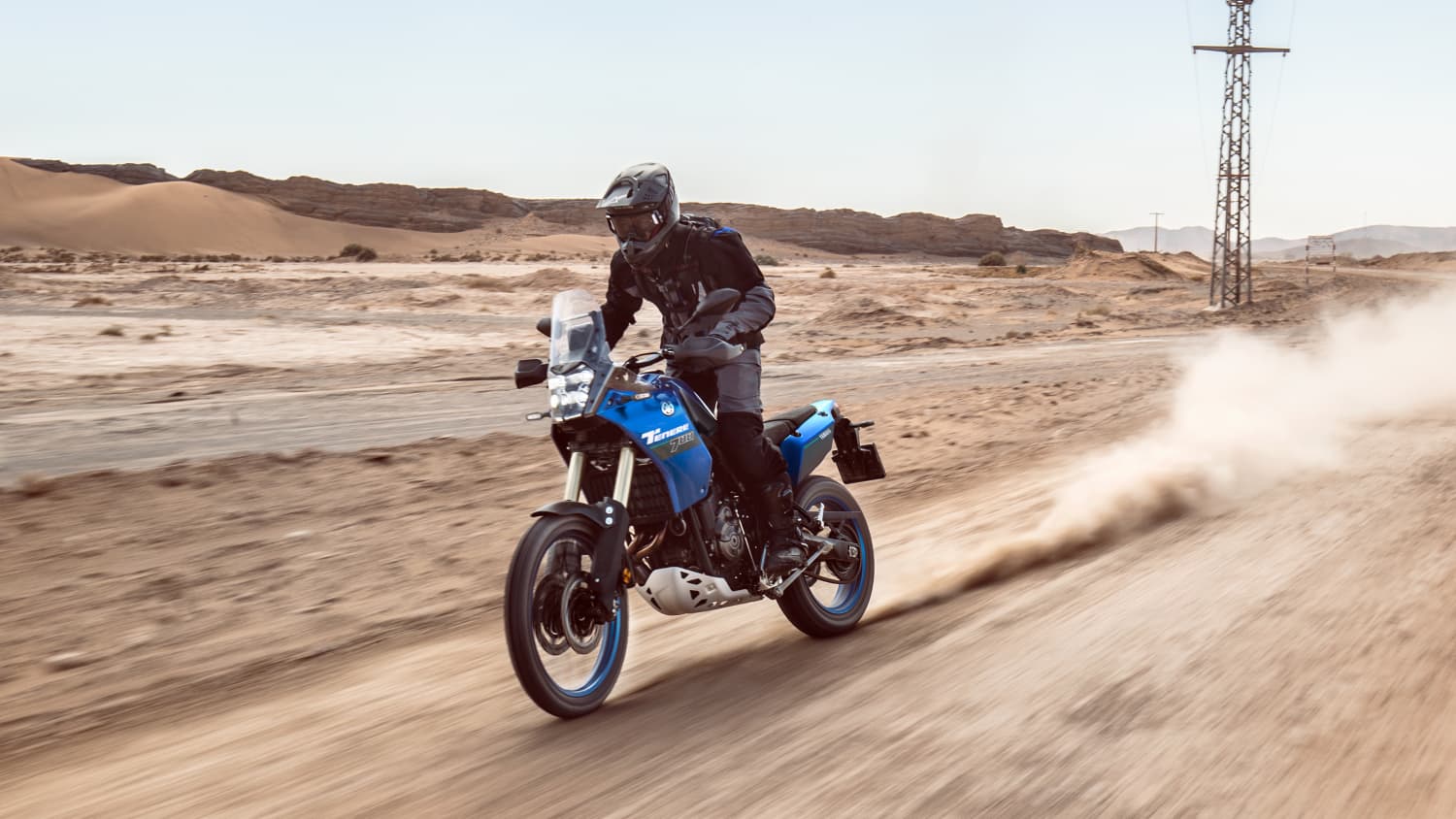 Die Yamaha Tenere 700 fahrend von vorne