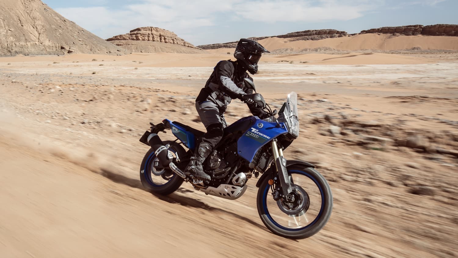 Die Yamaha Tenere 700 fahrend von der Seite