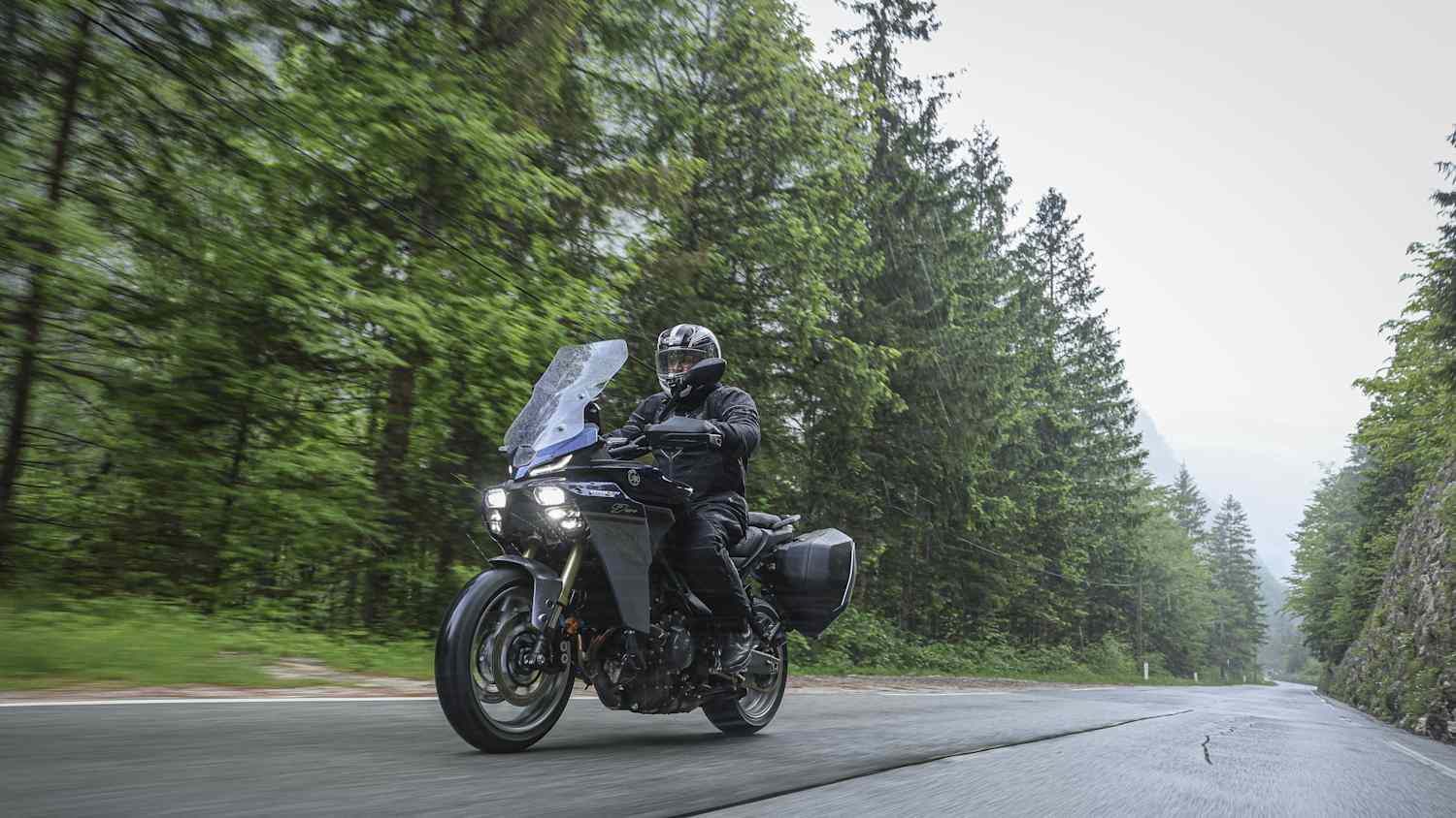 Ein Mann fährt auf einer Yamaha Tracer 9