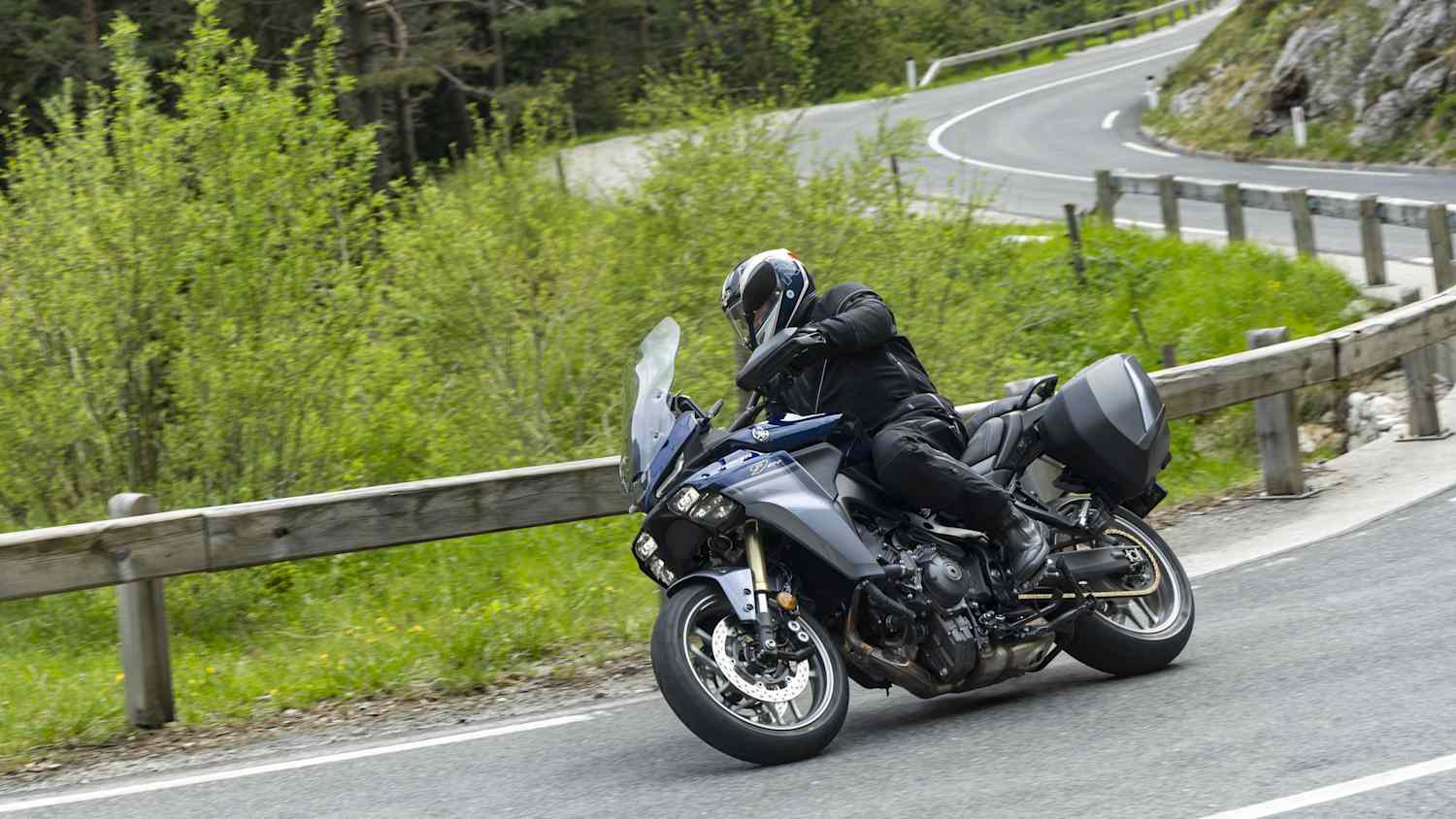 Ein Mann fährt auf einer Yamaha Tracer 9