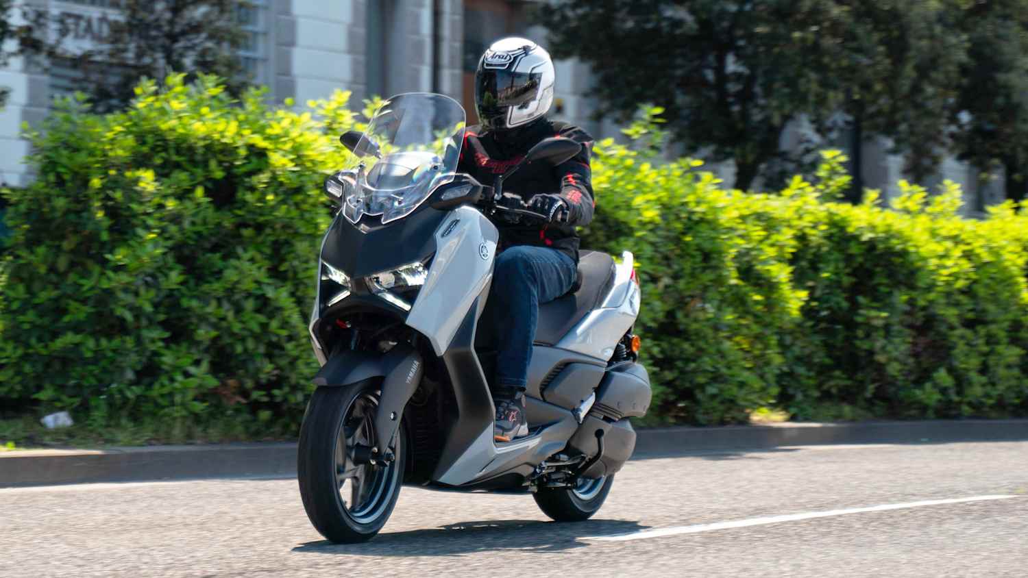 Ein Mann fährt auf einer Yamaha XMAX 300 TechMAX +