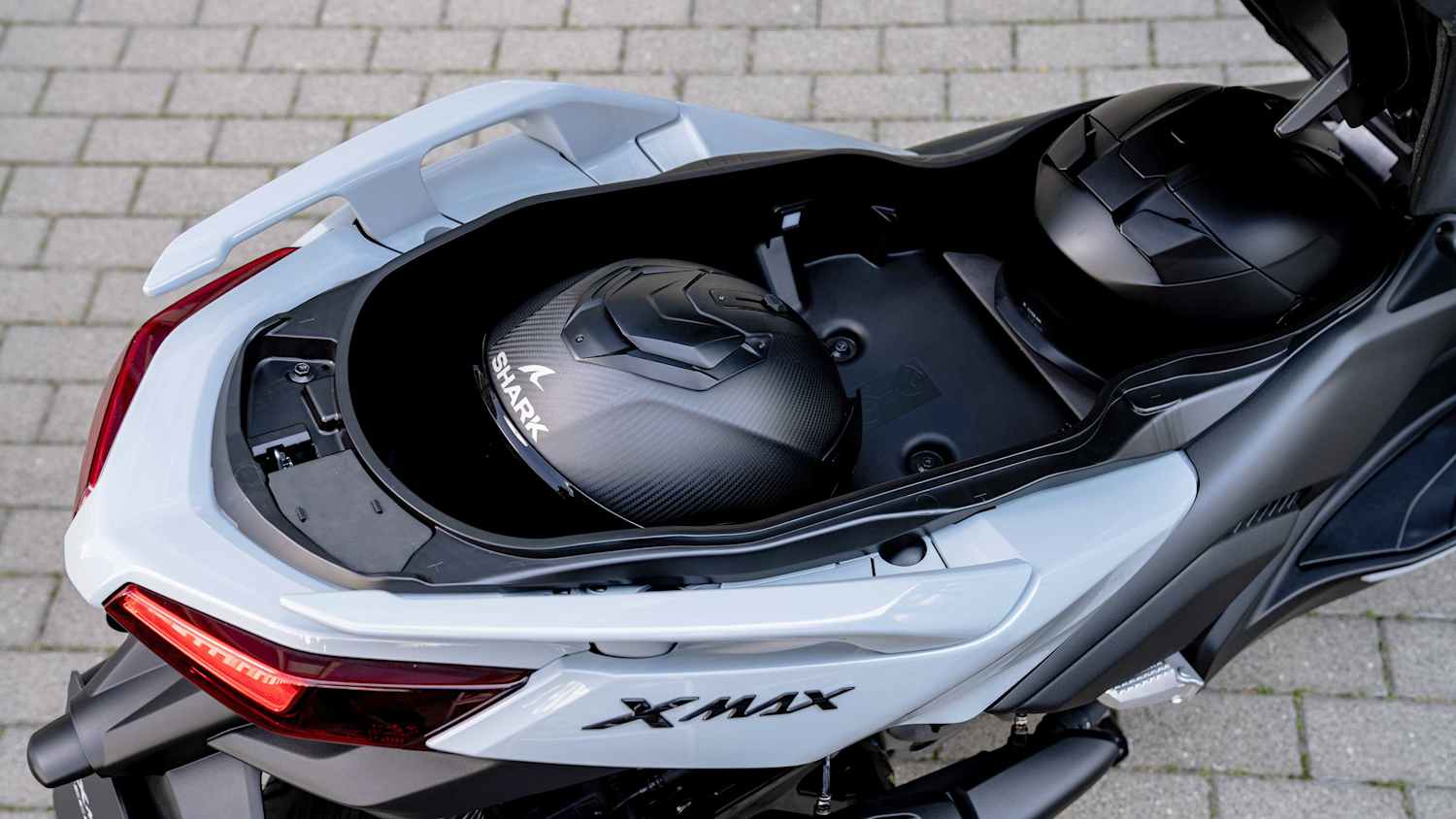 Detailanischt des Helmfachs einer Yamaha XMAX 300 TechMAX +