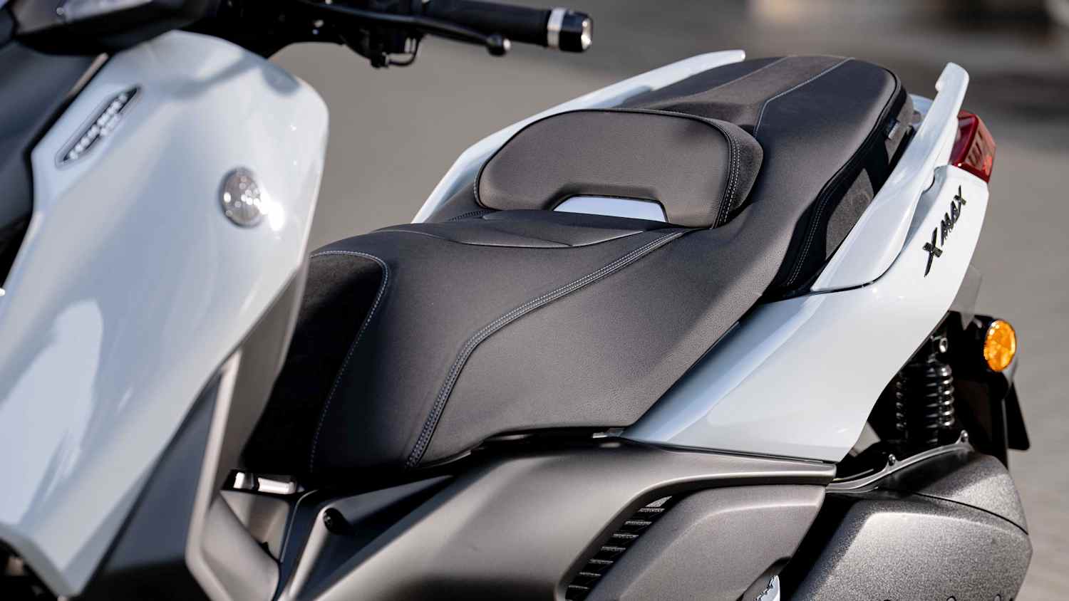 Detailaufnahme des Sitzs einer Yamaha XMAX 300 TechMAX +