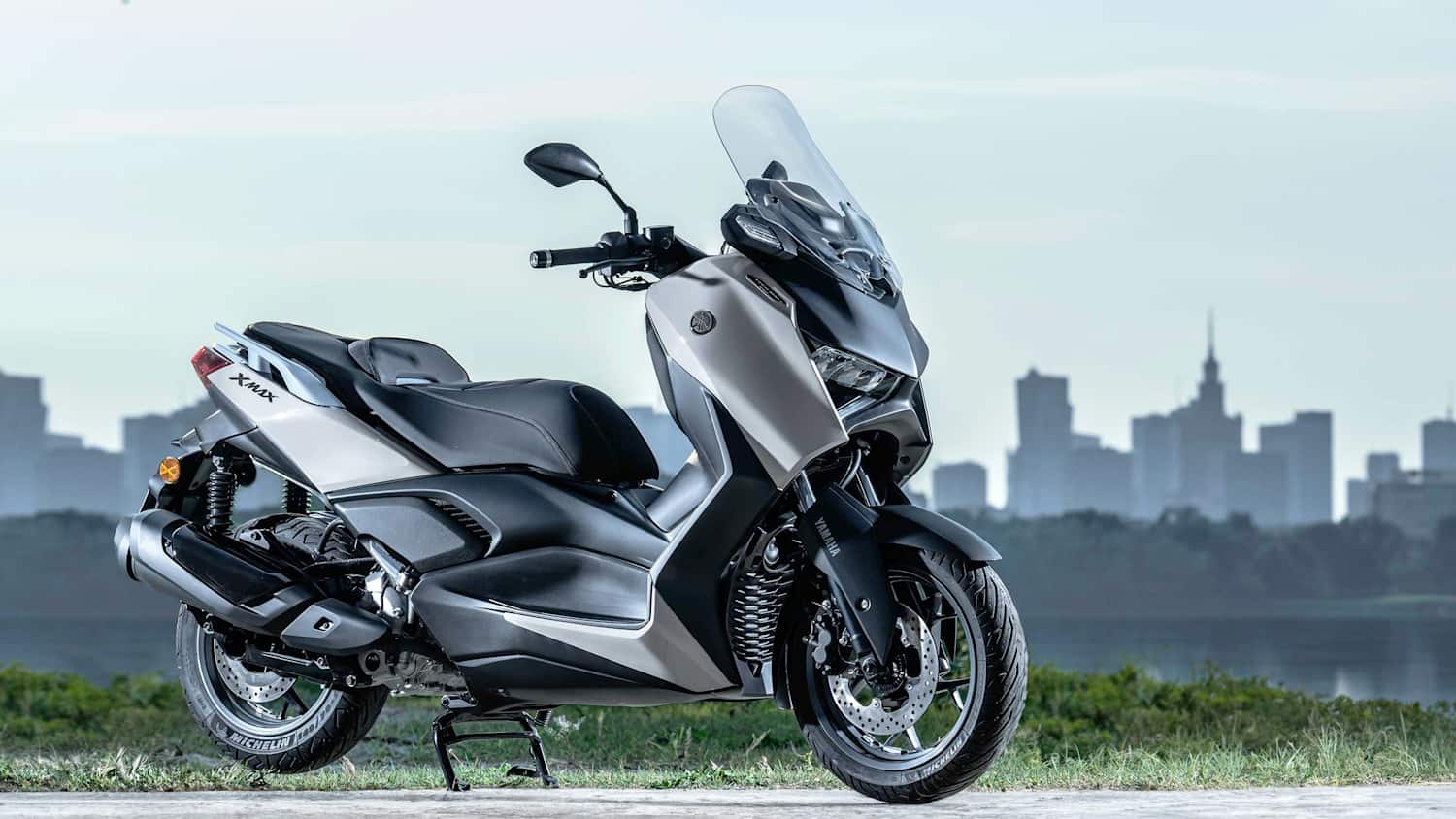 Seitenansicht einer Yamaha XMAX 300 TechMAX +