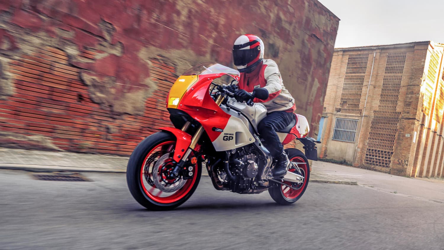 Die Yamaha XS 850 GB fahrend schräg von vorne zu sehen